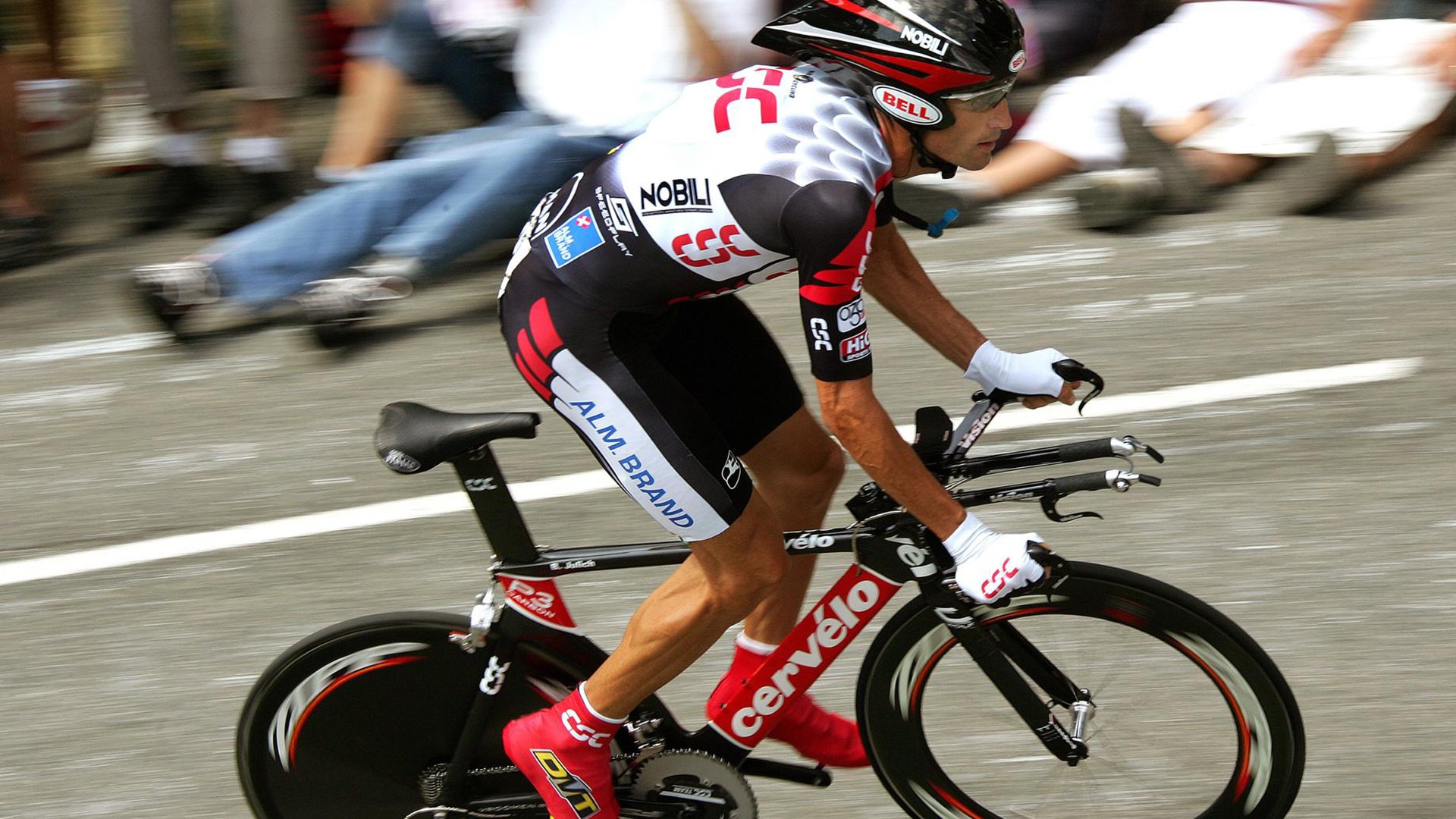 “山谷穿梭:天然险境中的极速较量”,山谷探险