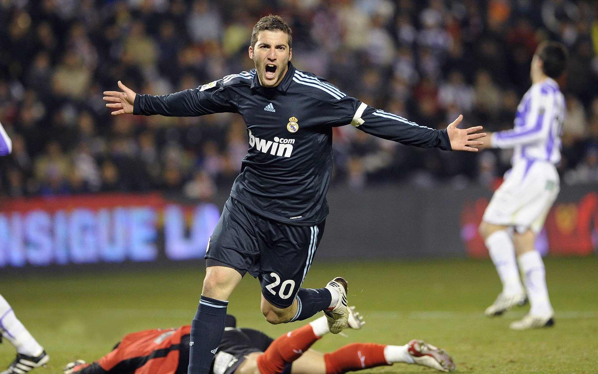 战术揭秘：教练如何利用数据优化球队表现？，优化球员